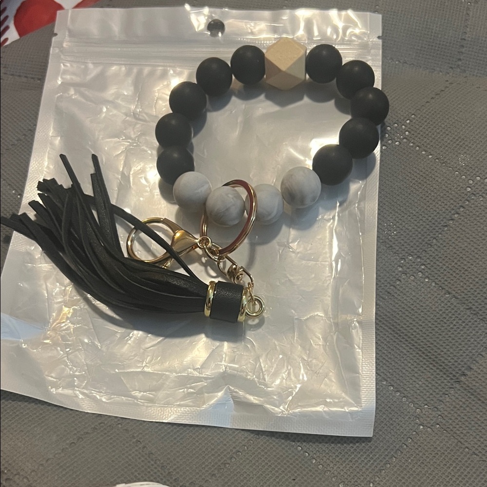 SILICONE BEADED BRACELET WITH TASSEL KEYCHAIN AND CLAM HOOK BLACK AND WHITE NIP
